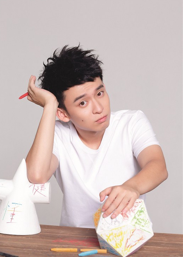董子健再登封面超龄演技少年心