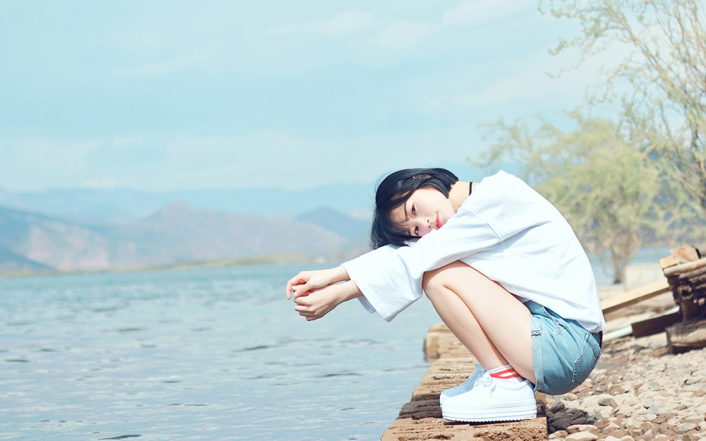 短发少女清新自然写真桌面壁纸