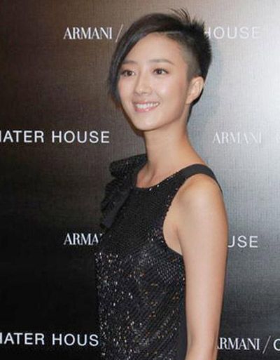 桂纶镁单边铲青发型变朋克女神