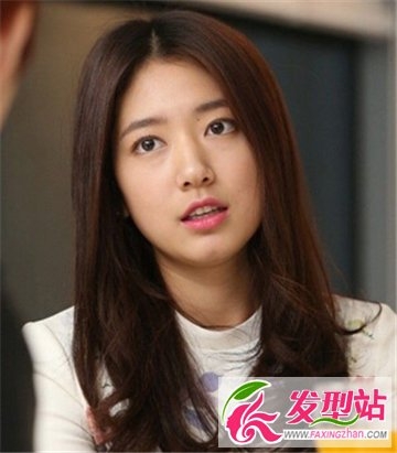 中长发女生简约直发发型 打造清纯甜美邻家女孩