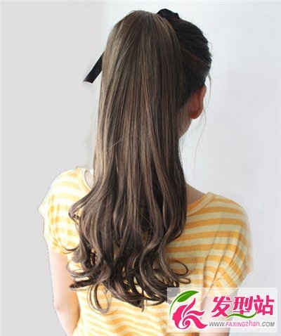 夏天女生时尚马尾扎发发型 长发女生最爱的简单马尾扎发