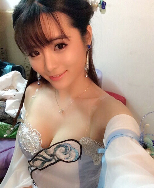 孔一红可爱中的美胸迷人的性感妖娆