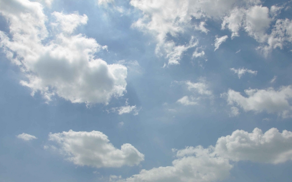 阳光明媚蔚蓝天空高清风景壁纸