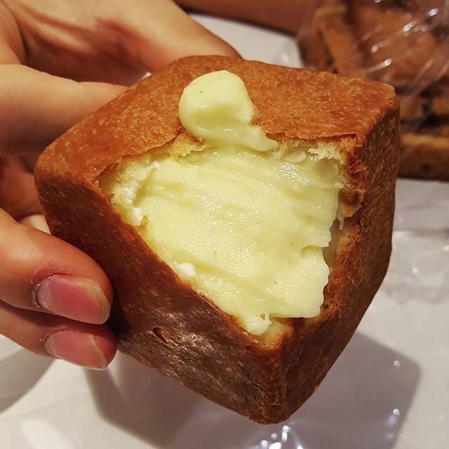 韩国大热的meal面包 里面满满的都是芝士奶油 ＜饿了！＞
