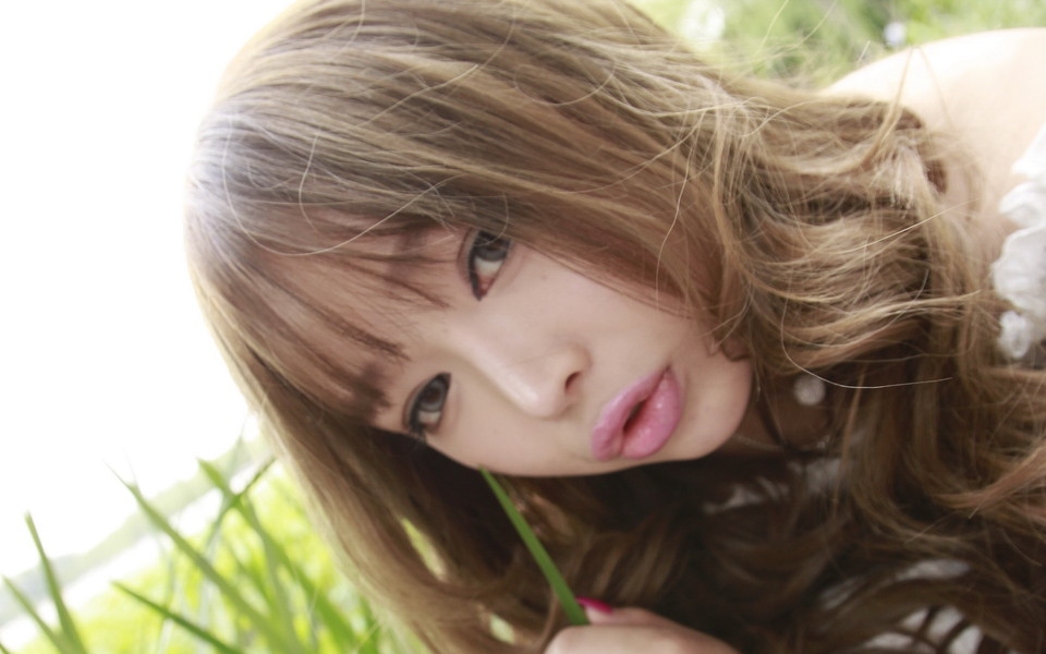 裴紫绮：夏日荷塘唯美写真桌面壁纸