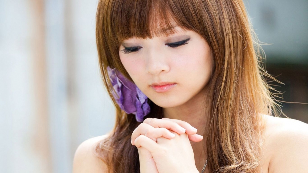 1366 768高清美女壁纸之祈祷