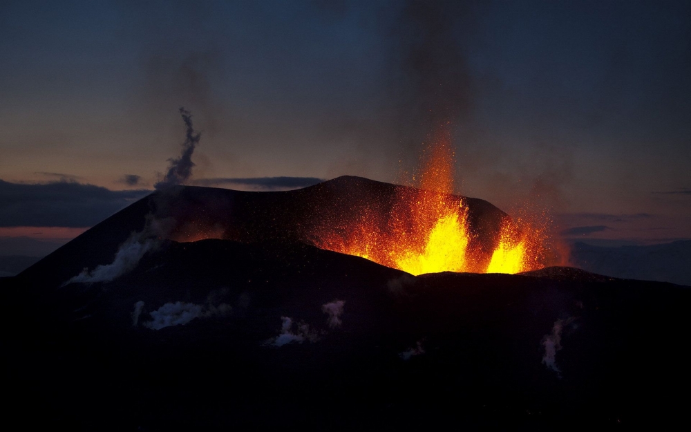 让人惊叹的火山喷发高清壁纸