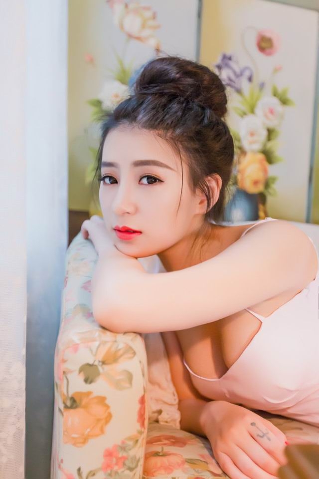 粉色系美女唯美写真壁纸下载