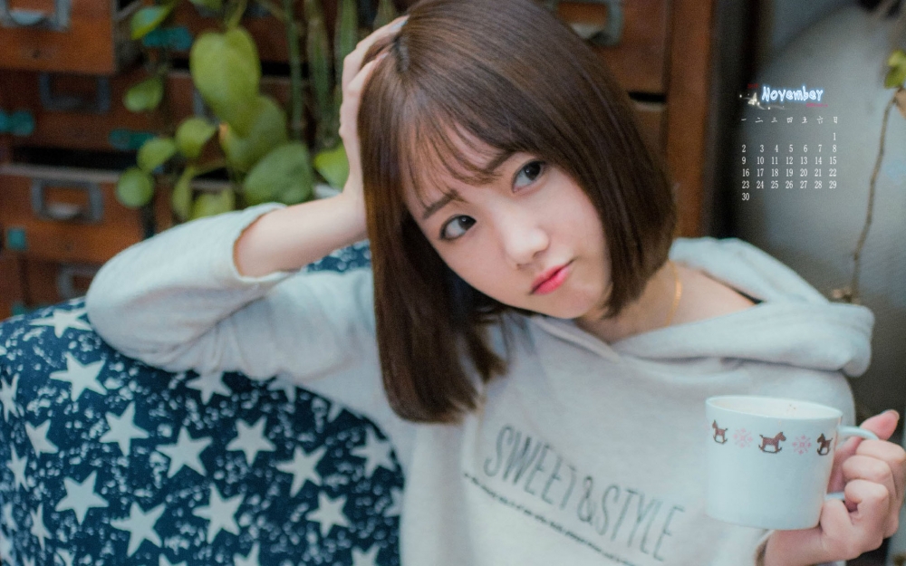 2015年11月日历短发清纯美女可爱初秋桌面壁纸下载3