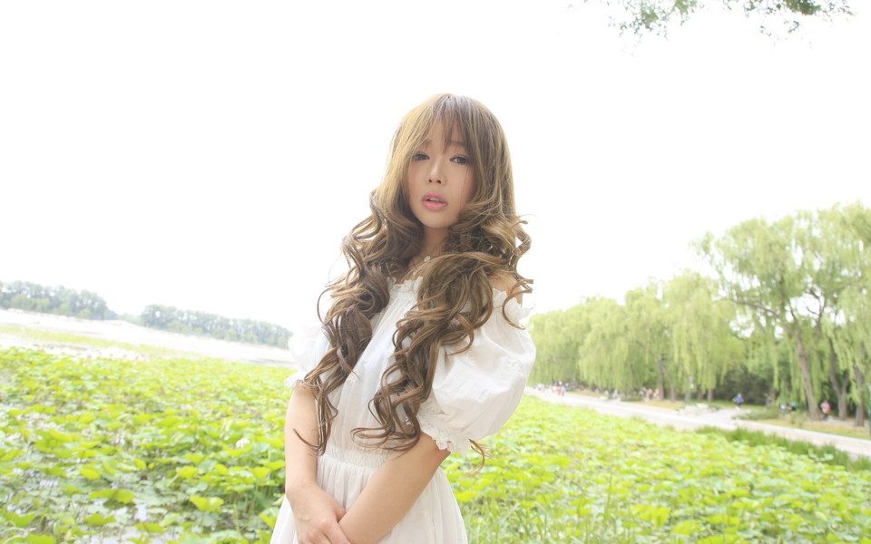 裴紫绮：夏日荷塘唯美写真桌面壁纸