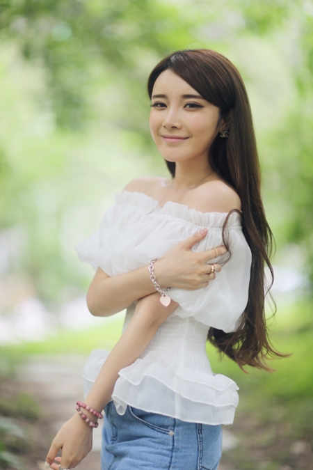 面赛芙蓉增娇盈媚的戴燕妮唯美写真