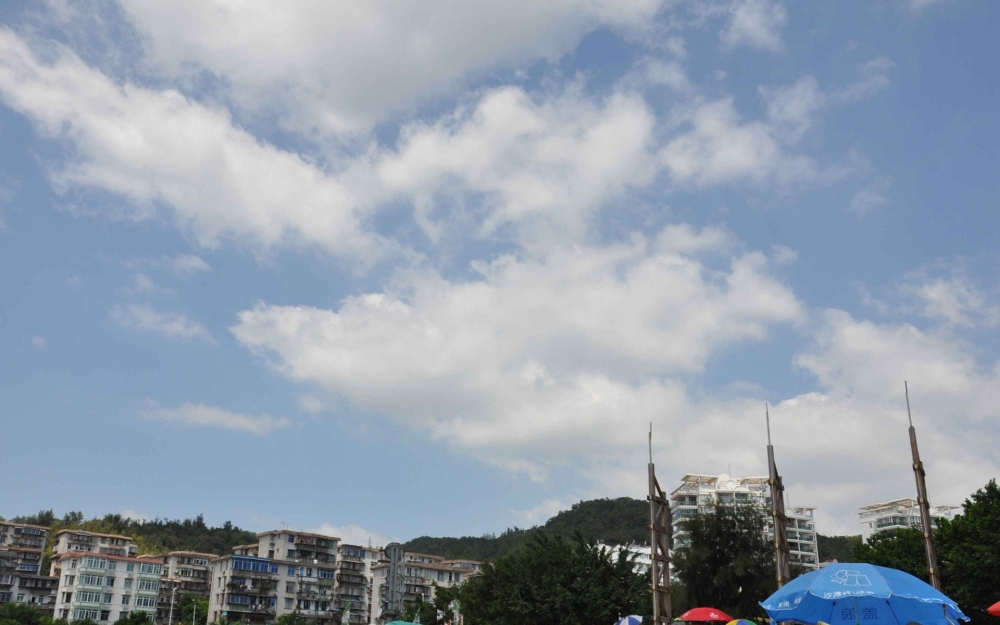 阳光明媚蔚蓝天空高清风景壁纸
