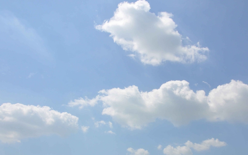 阳光明媚蔚蓝天空高清风景壁纸