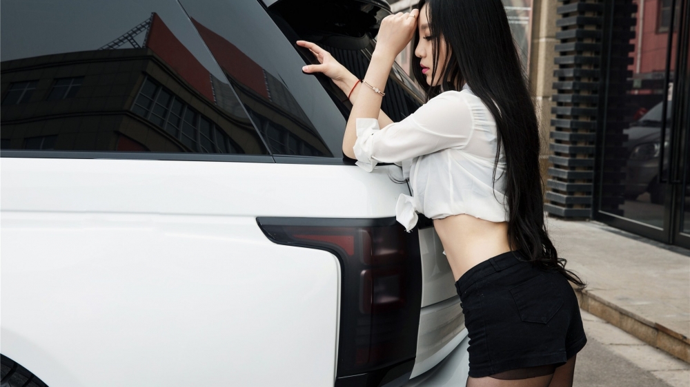 路虎白衬衫美女车模