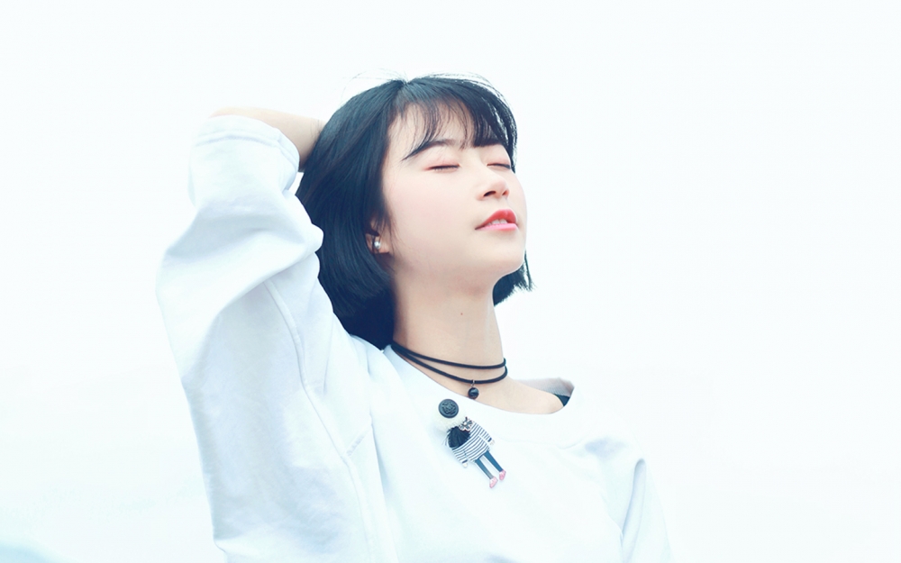 短发少女清新自然写真桌面壁纸