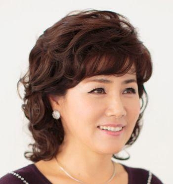 中老年女性的烫发大全 造型设计都非常显年轻