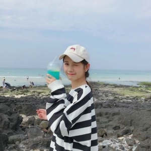 美艳绝世善良温柔小女生头像