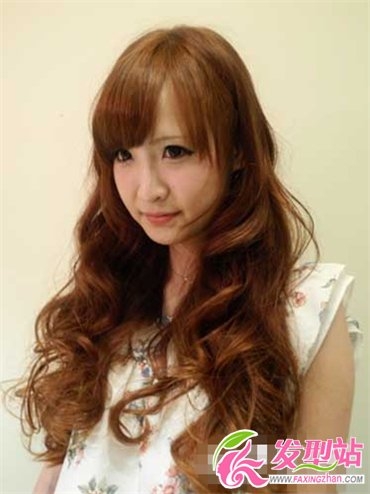 长发女士甜美浪漫卷发发型图片 诠释长发女士的性感与时尚
