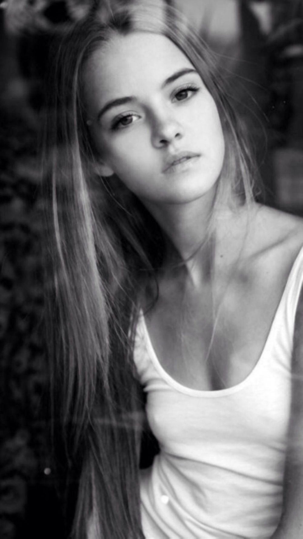 欧美率性不羁美女黑白写真图片手机壁纸