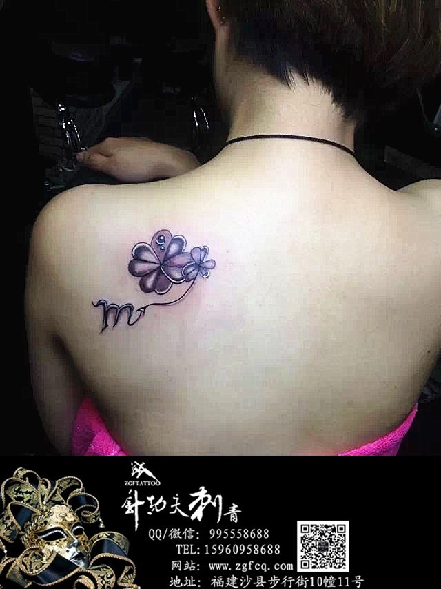 美女肩膀四叶草纹身
