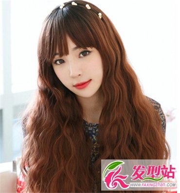 长发女生流行玉米烫发发型 细卷烫发时尚修颜好利器