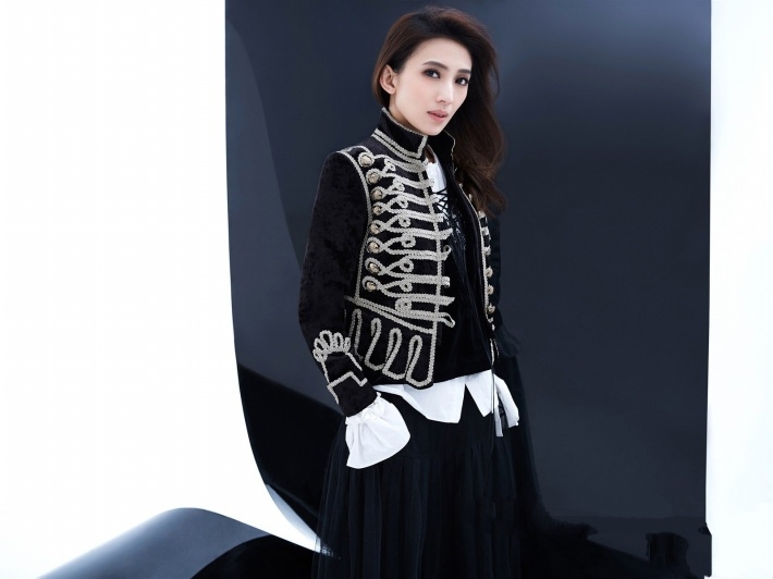 女歌手戴佩妮时尚写真宽屏壁纸图片