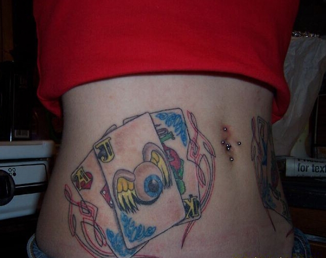 女性腹部古怪的扑克牌纹身