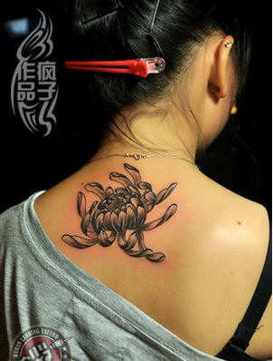 美女颈部黑灰风格素描菊花纹身图案