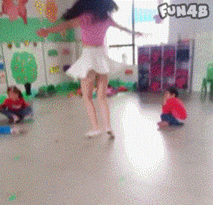 白裙幼儿园老师跳舞露春光