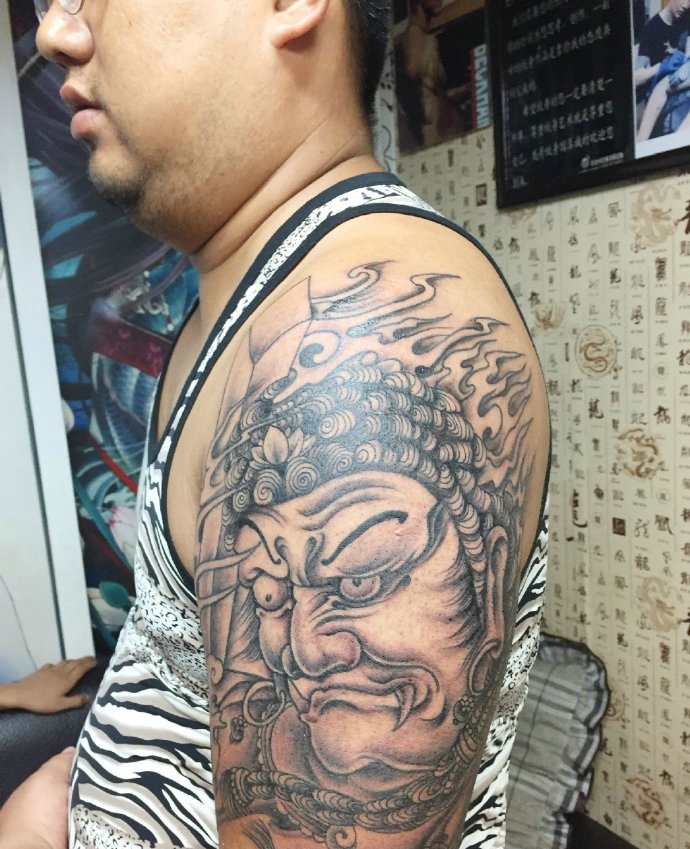 经典个性的大臂黑白图腾刺青