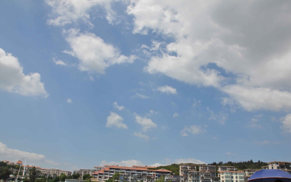 阳光明媚蔚蓝天空高清风景壁纸