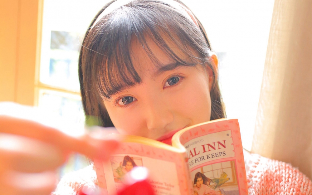 治愈系文艺美女居家甜美写真图片壁纸
