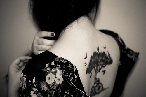女性后背树刺青
