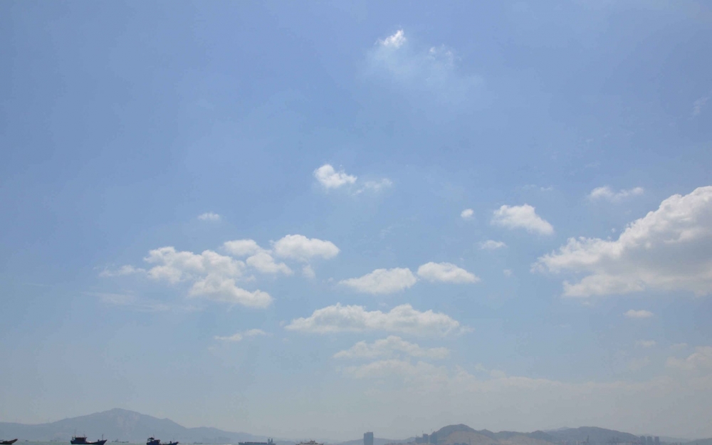 阳光明媚蔚蓝天空高清风景壁纸
