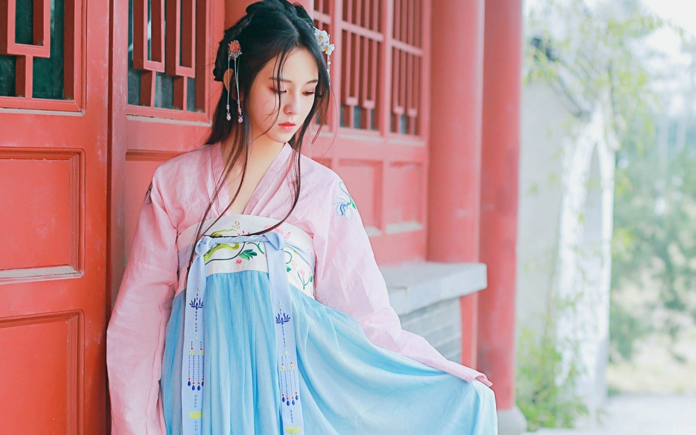 清纯甜美美女古装写真桌面壁纸图片下载