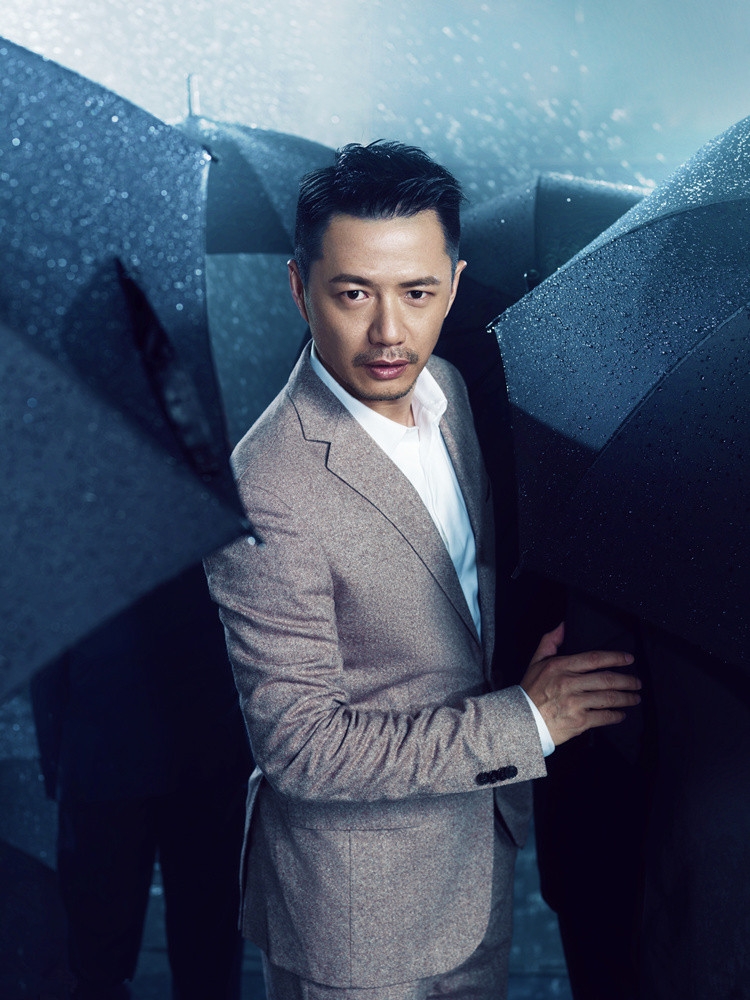 段奕宏穿深秋西装拍写真  展独特魅力