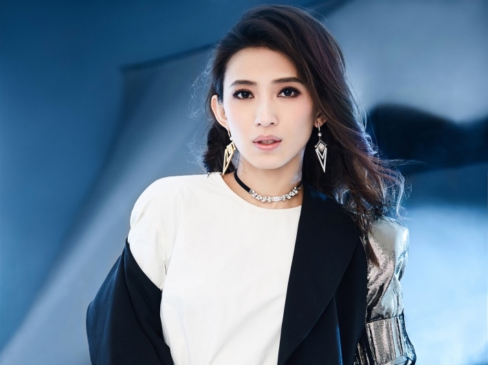 女歌手戴佩妮时尚写真宽屏壁纸图片