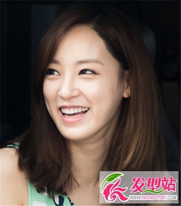 中长发女生简约直发发型 打造清纯甜美邻家女孩