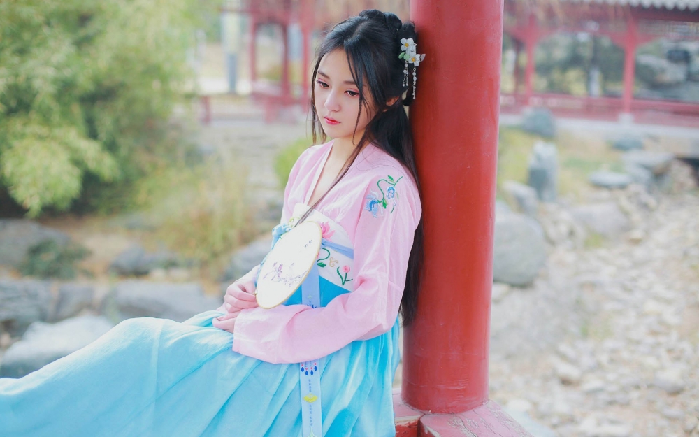 清纯甜美美女古装写真桌面壁纸图片下载