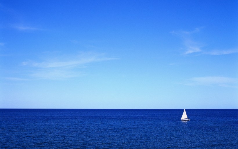 帆船漂浮在大海上图片
