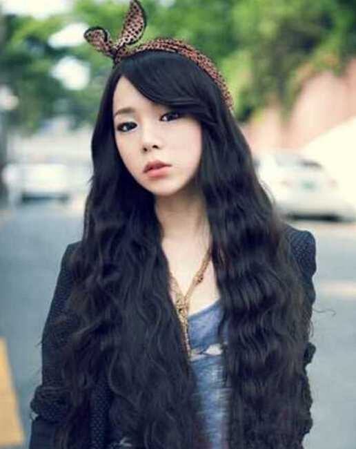 黑色卷发好看吗 女生自然黑色卷发发型图片