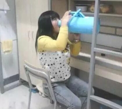 女寝室里的女汉子
