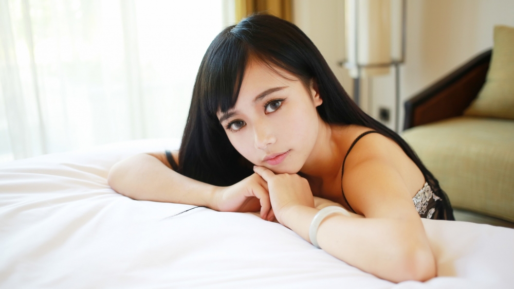 性感大胸美女写真桌面壁纸下载