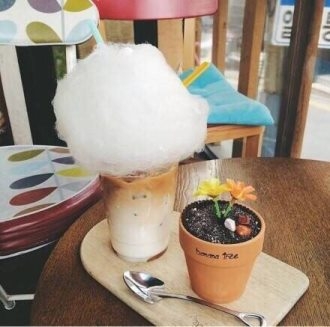 棉花糖饮料和盆栽蛋糕