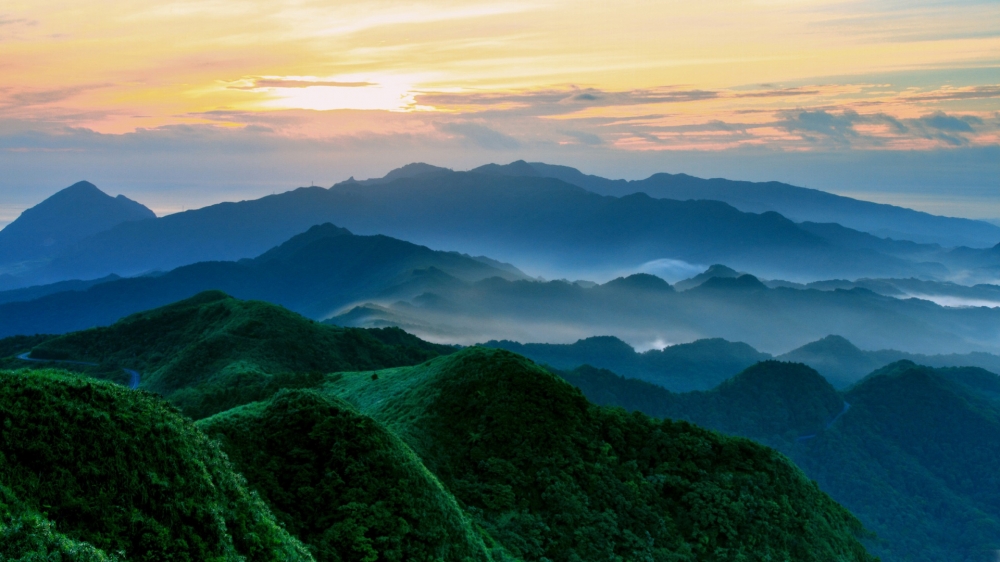 壮美雄伟的山峰风景壁纸