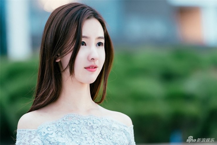 陈都灵曝婚纱美照 夏日海边露甜美笑颜