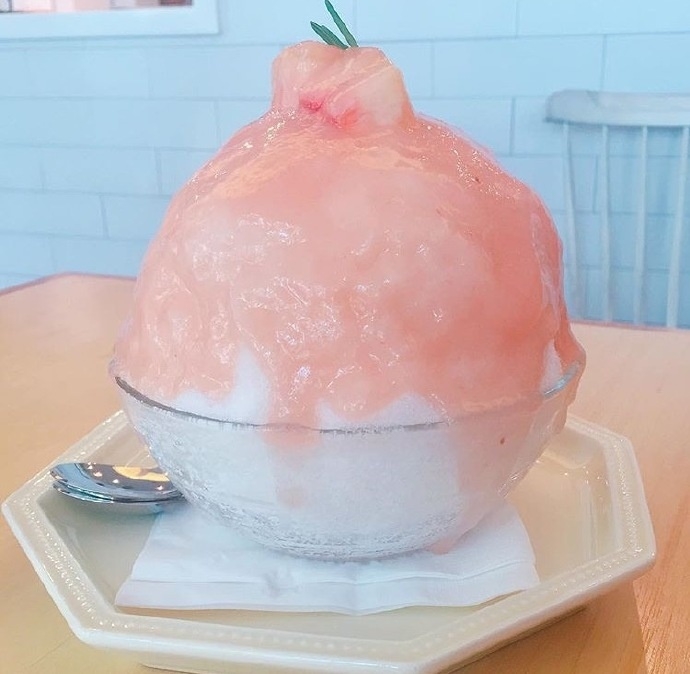 白 衬:蜜桃雪冰 一勺下去还有大块的水蜜桃 ​ ​​​​
