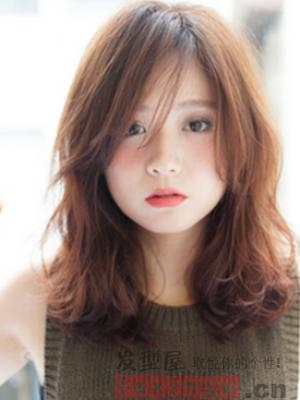 方形脸女生适合什么发型 偏分设计轻松修颜显气质