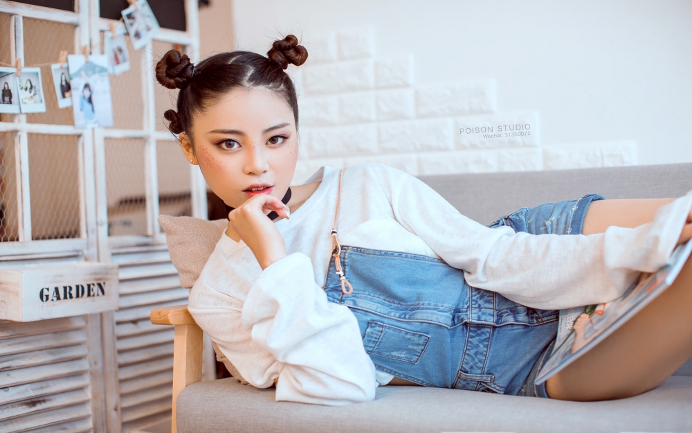 搞怪美女Freckle girl高清桌面壁纸