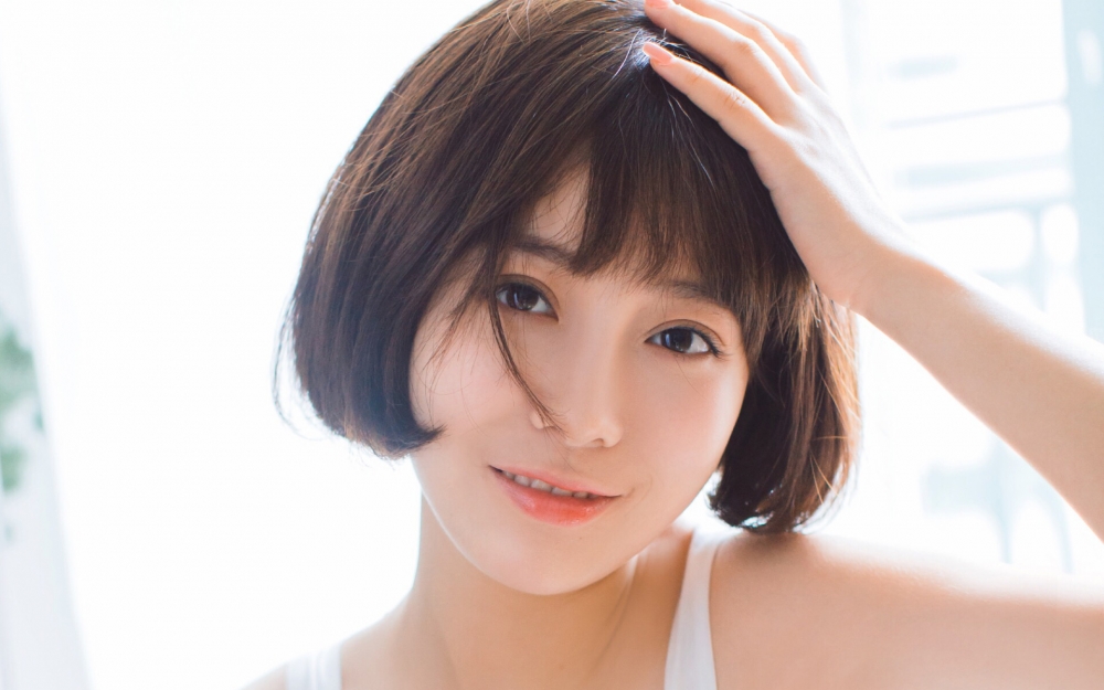 清纯短发美女居家唯美写真图片壁纸